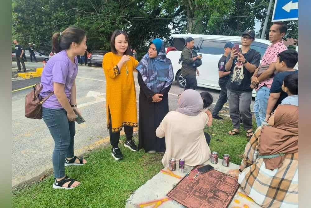 Sock Tao (dua dari kiri) meluangkan masa melawat Azimah di Hospital Kuala Kubu Baharu pada Ahad
