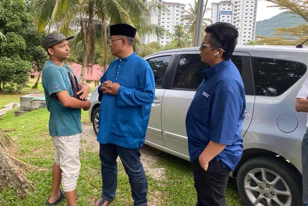 Khairul Azhari (tengah) bertanya sesuatu kepada salah seorang ahli keluarga mangsa lemas.