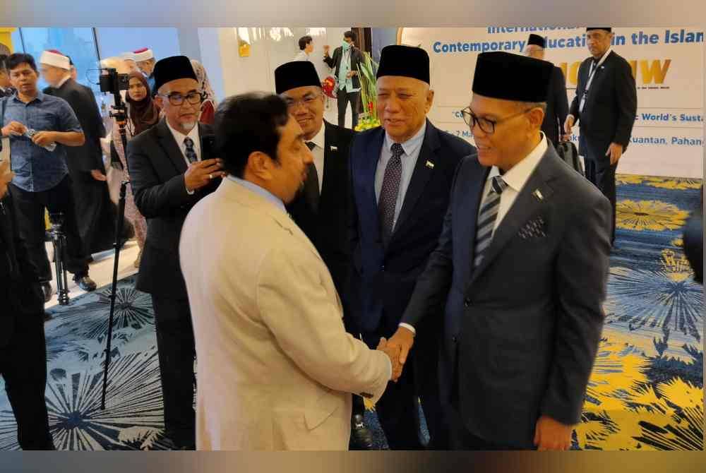 Wan Rosdy (kanan) beramah mesra bersama sebahagian peserta yang mengambil bahagian sempena ICCEIW bermula Ahad hingga Selasa depan.