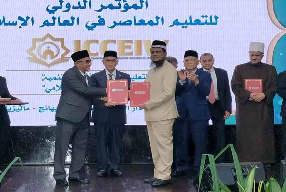 Wan Rosdy (dua dari kiri) menyaksikan pertukaran MoU antara UniPSAS diwakili Naib Canselornya, Profesor Datuk Dr Mohd Zawavi Zainal Abidin (kiri) dan wakil universiti di bawah Kesatuan Universiti-universiti Islam Sedunia sempena Persidangan ICCEIW pada Ahad.