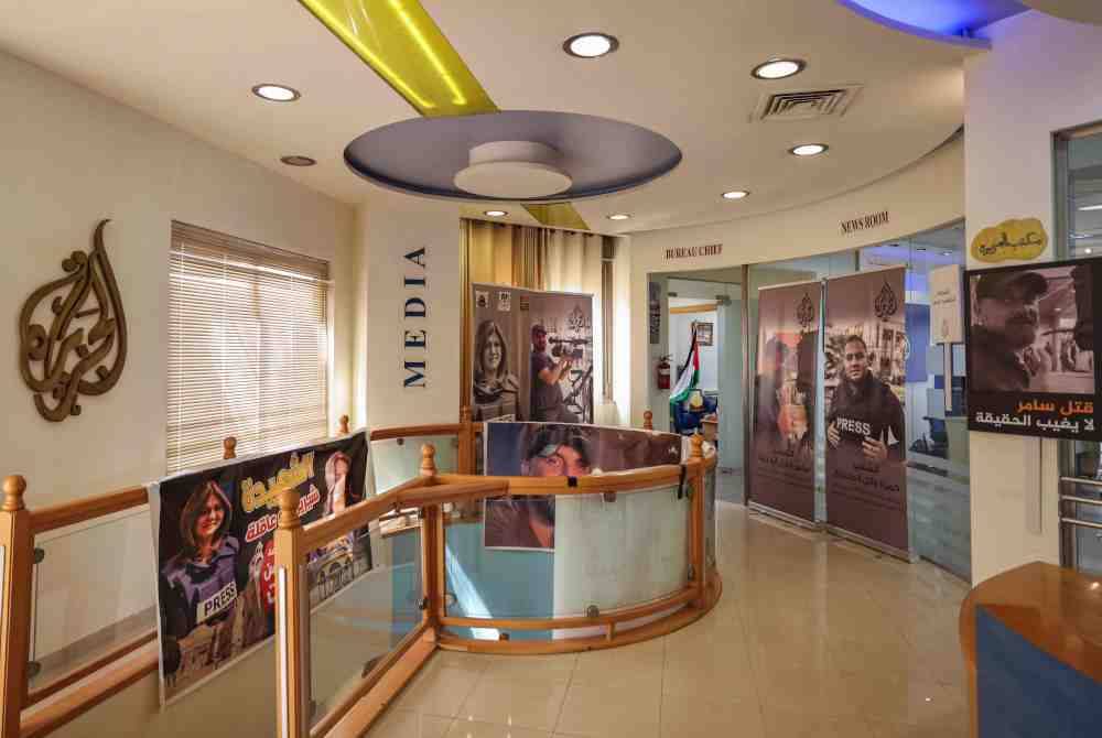 Kabinet Israel secara sebulat suara meluluskan penutupan pejabat dan saluran televisyen Al Jazeera di Ramallah pada Ahad. Foto AFP