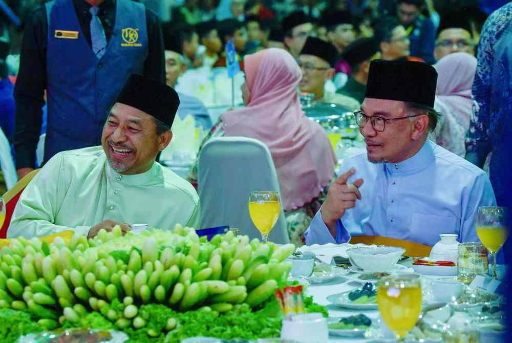 Anwar (kanan) bersama Mohd Nassuruddin (kiri) pada Rumah Terbuka Madani 2024 peringkat negeri Kelantan di Pusat Transformasi Luar Bandar (RTC) Tunjung pada Khamis. Foto Bernama