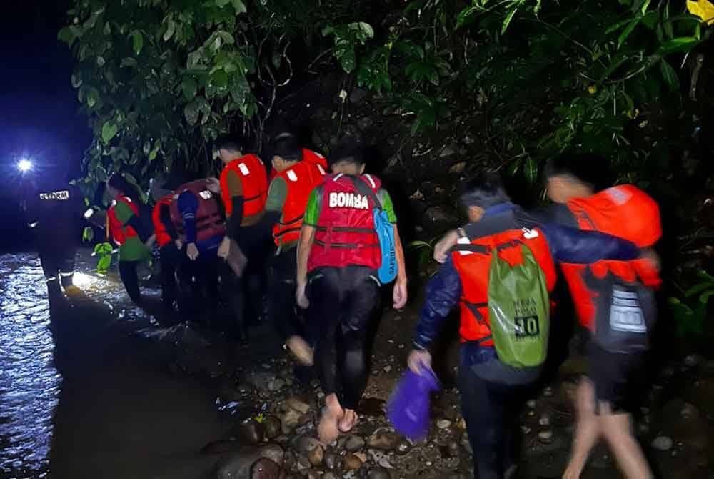 Sebahagian peserta yang diselamatkan pasukan BBP Lahad Datu dalam kejadian kepala air di Sungai Lembah Maksina, Kampung Makuao, Tungku, Lahad Datu.