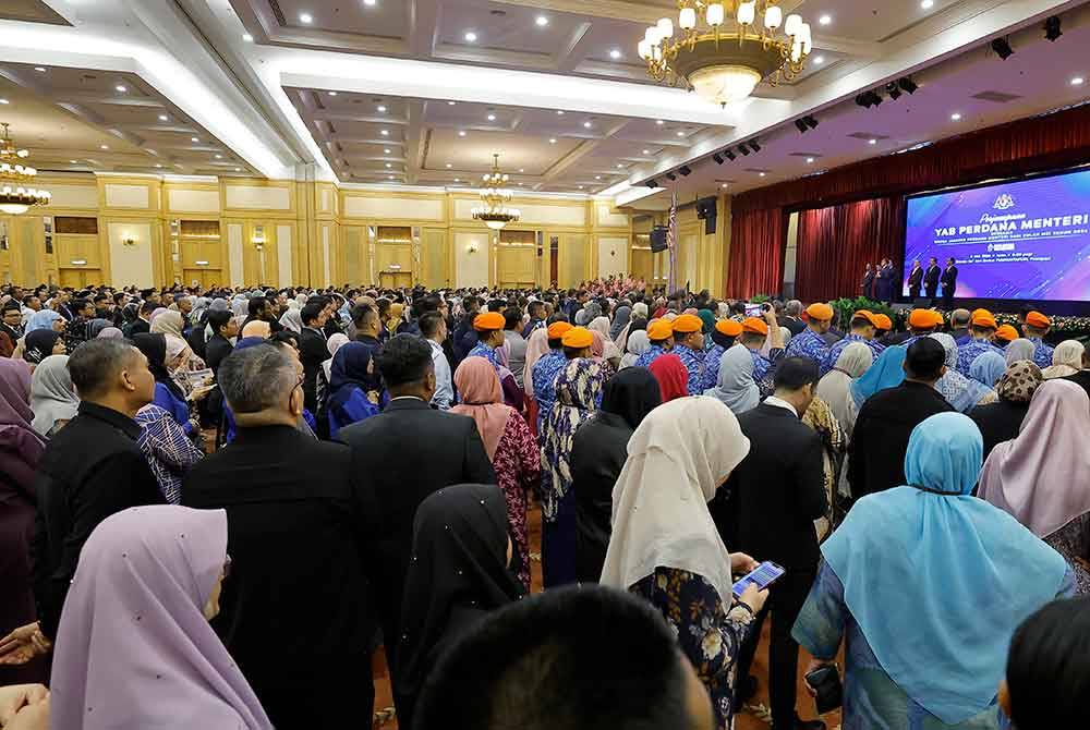 Warga Jabatan Perdana Menteri hadir mendengar amanat daripada Perdana Menteri di Dewan Sri Endon Puspanitapuri pada Isnin. Foto Bernama