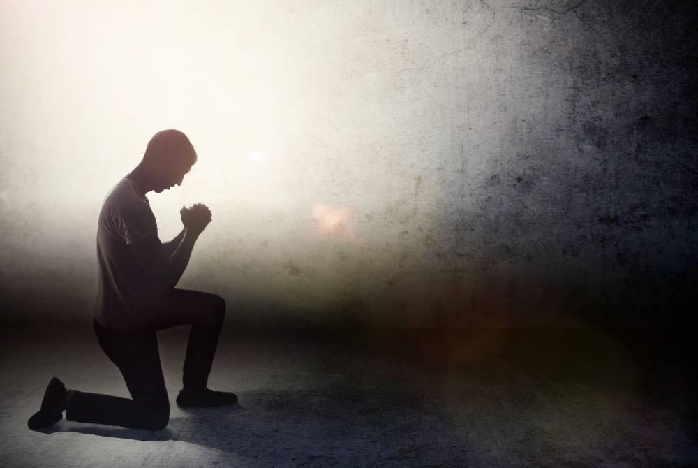 TIADA nas mahupun ulama yang menyatakan, perlu berlutut ketika meminta maaf, tetapi kita tidak boleh menunduk seperti beribadah ketika memohon kemaafan kepada orang. -Gambar hiasan/ Foto: Canva