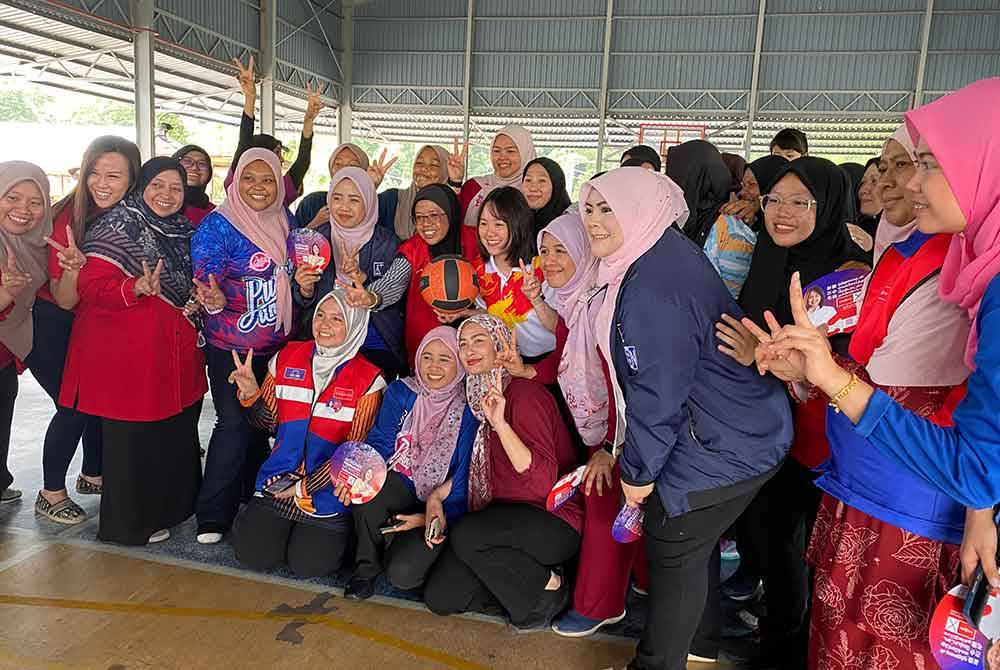 Sock Tao bergambar bersama peserta Kejohanan Bola Jaring Tertutup Kuala Kubu Baharu di Dewan Serbaguna Kampung Asam Kumbang, Kuala Kubu Baharu di sini, pada Ahad.