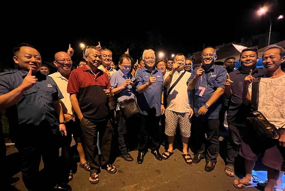 Hamzah (tengah) sempat meluangkan masa bersama penduduk setempat di Batang Kali.