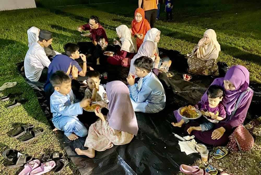 Antara penduduk yang hadir memeriahkan majlis itu.