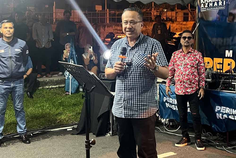 Samsuri ketika menyampaikan ceramah pada Majlis Ramah Mesra kaum India di Batang Kali malam Ahad.