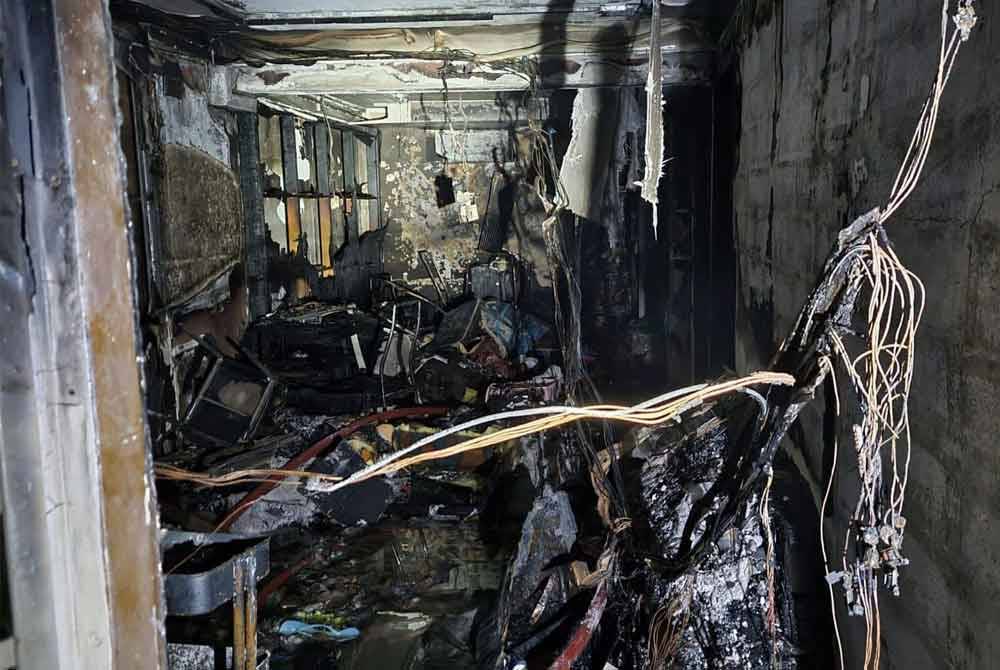 Keadaan unit kediaman yang terbakar pada awal pagi Isnin. Foto Facebook Pasukan Pertahanan Awam Singapura