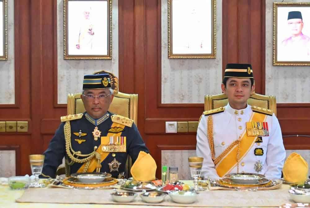Al-Sultan Abdullah dan Tengku Hassanal pada Istiadat Pembukaan Dewan dan Mesyuarat Pertama Penggal ke-3 Dewan Undangan Negeri (DUN) Pahang ke-15.