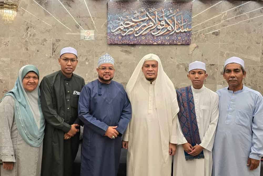 Muhd Aidit Baihaqi (dua dari kanan) berjaya menamatkan hafazan bersanad 30 juzuk bersama Institut Maqra’ah Al Alamiah yang berpusat di Mekah