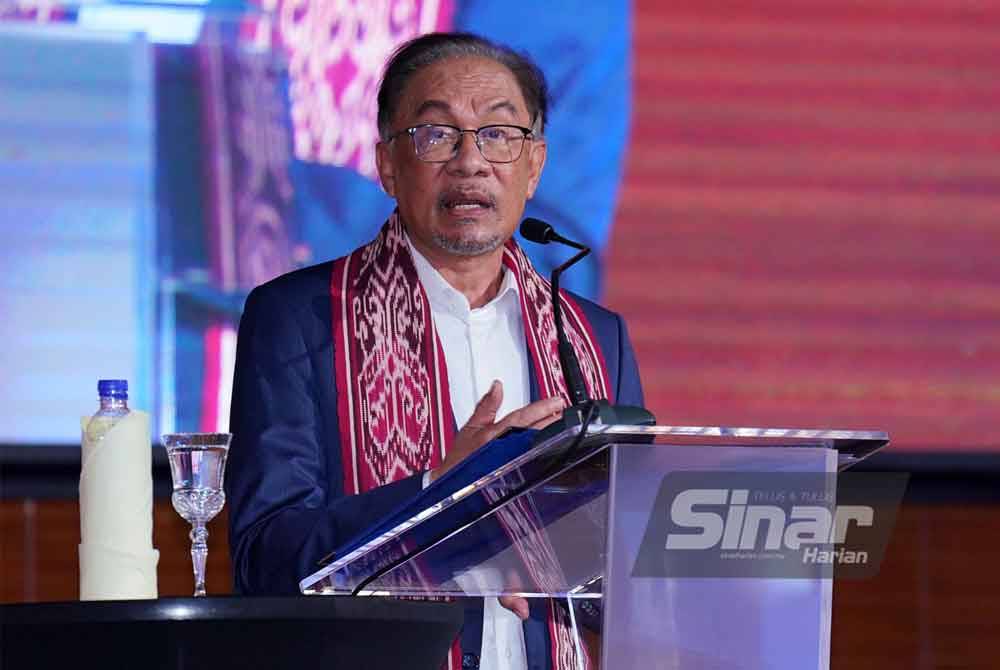 Anwar semasa berucap semasa Majlis Penerapan Nilai Murni dan Sambutan Hari Raya Aidilfitri Madani JIM, Putrajaya pada Isnin. - FOTO: SINAR HARIAN/ MOHD HALIM ABDUL WAHID