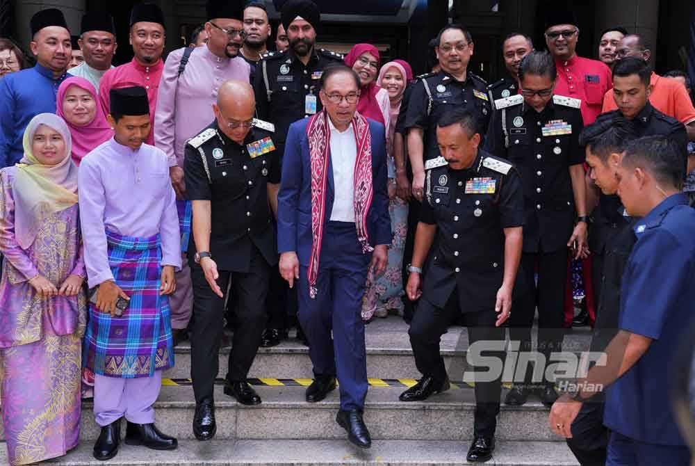 Anwar ketika hadir di Majlis Penerapan Nilai Murni dan Sambutan Hari Raya Aidilfitri Madani JIM, Putrajaya pada Isnin. FOTO: SINAR HARIAN/ MOHD HALIM ABDUL WAHID