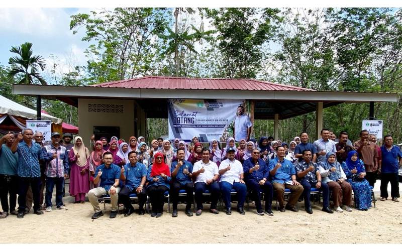 Manndzri (duduk, tengah) bergambar bersama-sama para pekebun kecil dan pengurusan Depo Berdang semasa lawatan kerja di Tanah Merah Kelantan.