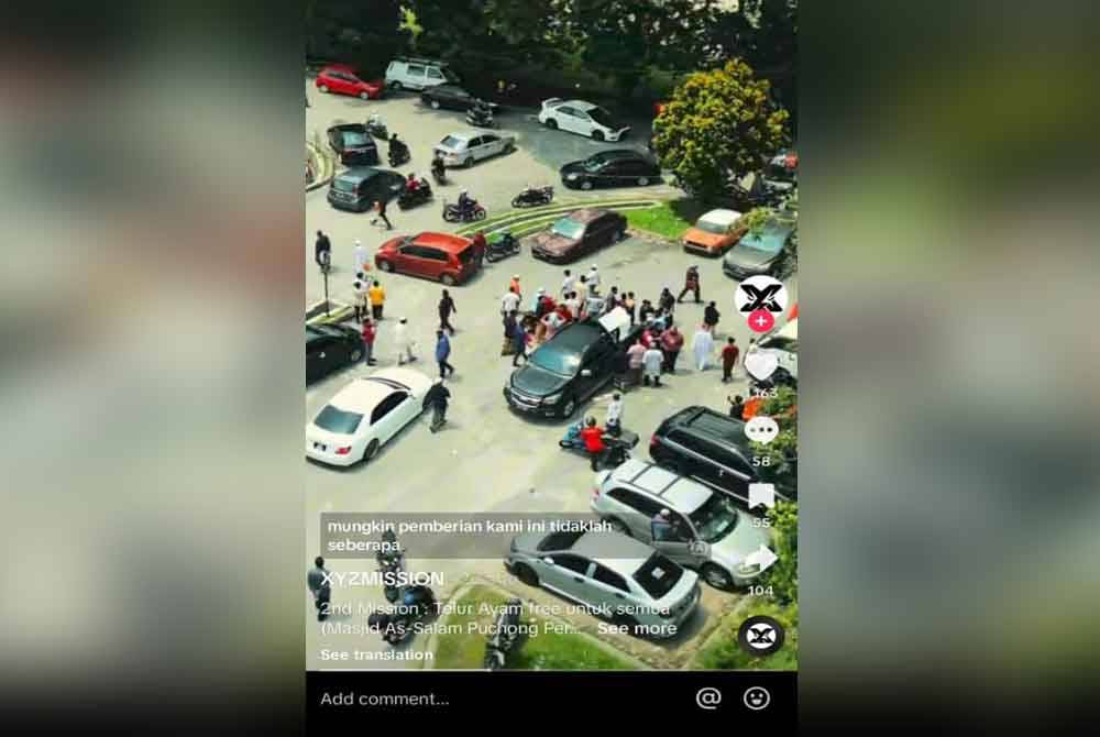 Orang ramai datang mendapatkan telur ayam yang diagihkan secara percuma.