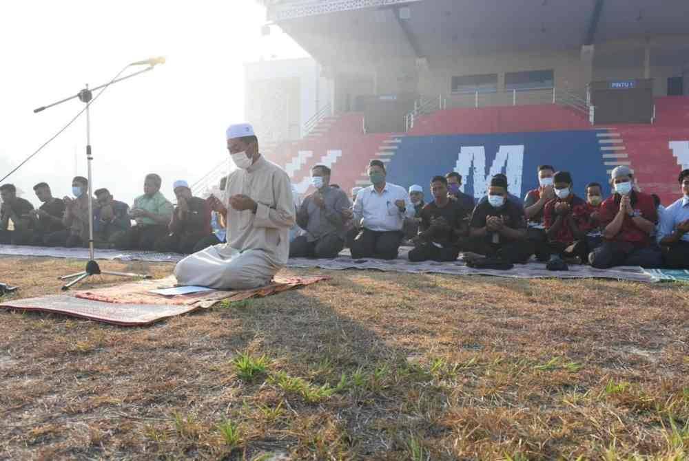 Solat sunat bermula pada jam 8 pagi diiikuti dengan khutbah ringkas dan diakhiri dengan doa semoga permohonan pada pagi itu dimakbulkan.