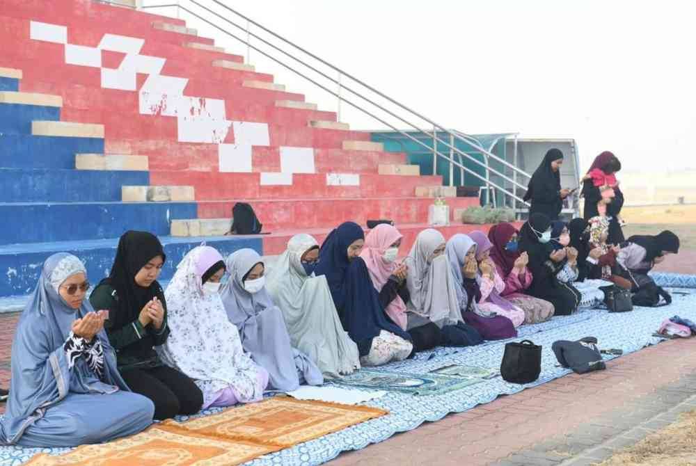 Warga UMK terpaksa memakai pelitup muka apabila kawasan universiti tersebut terkesan dengan pembakaran hutan di kawasan berhampiran.