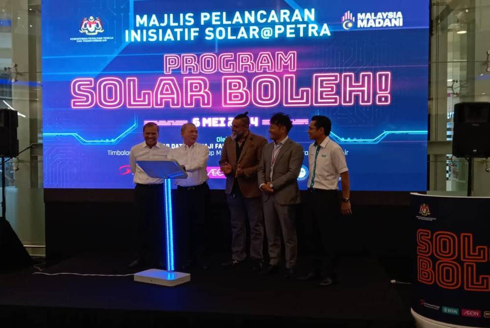 Fadillah (dua, kiri) pada Majlis Pelancaran inisiatif Solar Peralihan Tenaga Untuk Rakyat atau Solar PETRA dan juga Program Solar Boleh di Aeon Mall Shah Alam di sini, pada Isnin.