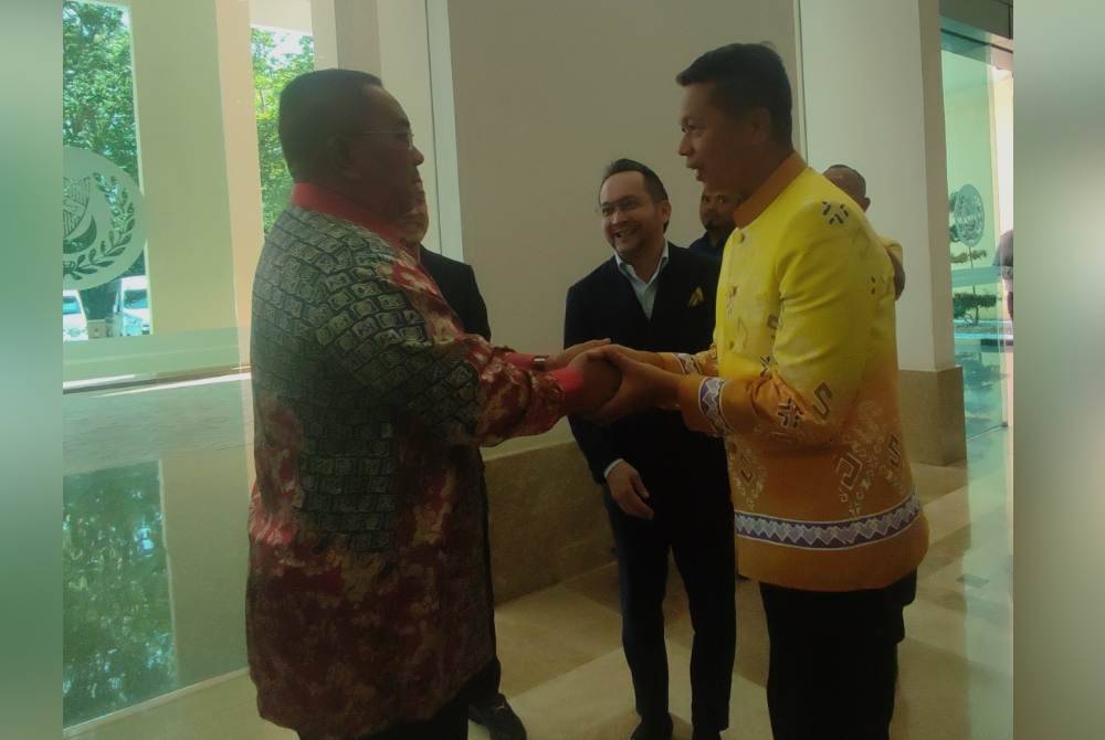 Muhammad Sanusi (kiri) menerima kunjungan hormat Somnuk di Wisma Darulaman pada Isnin.