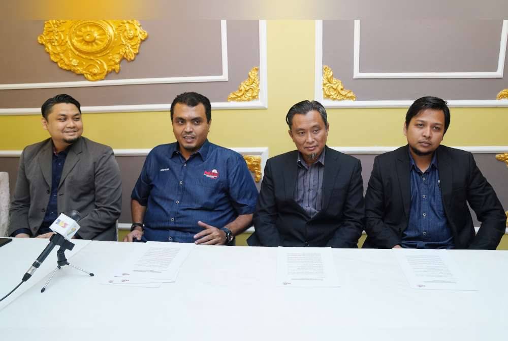 Feroz (dua dari kiri) mengadakan sidang media mengenai isu kekurangan jurutera dan gaji rendah jurutera yang diadakan di Shah Alam pada Isnin.