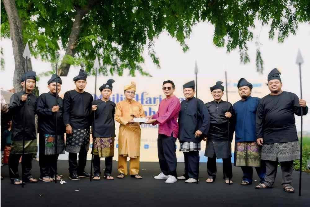 Selebriti tempatan, Datuk Rosyam Nor (lima dari kanan) menyampaikan hadiah 'Pakaian Tercantik' kepada kakitangan Northport semasa Majlis Hari Raya Anugerah Northport 2024.