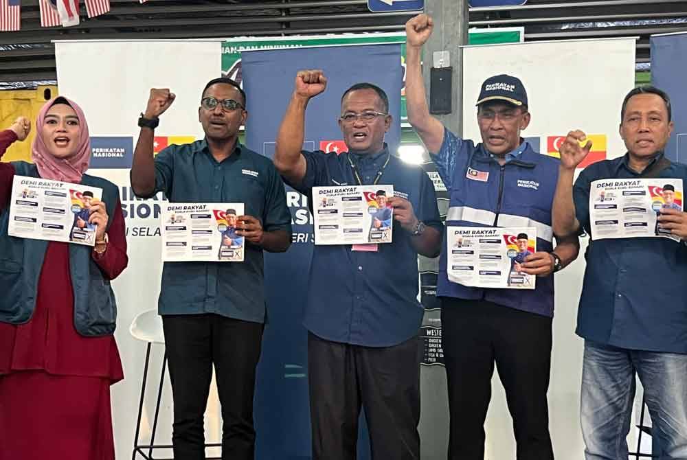 Khairul Azhari (tengah) bersama pimpinan PN ketika pelancaran manifestor PN sempena PRK Kuala Kubu Baharu pada Isnin.