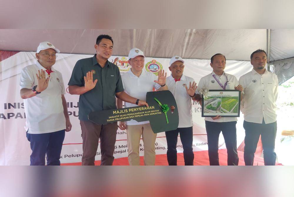 Kor Ming (tengah) hadir Majlis penyerahan Inisiatif Hijau Pemuliharaan Alam Sekitar bagi Tapak Pelupusan Sisa Pepejal Paya Kemunting dekat jitra pada Isnin.