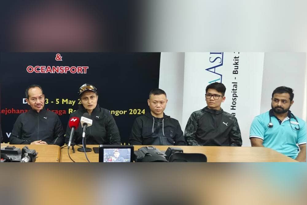 Dari kiri, Pesuruhjaya Sukan (PJS), Suhardi Alias, Presiden POS, Nurhayati Karim; wakil Ocean Sports, Desmond Ling; Ketua Bahagian Penjualan Borong PUMA, Boon Shao Hong; Ketua Pegawai Perubatan Columbia Asia Hospital Bukit Jalil, Dr Malvinder Singh.