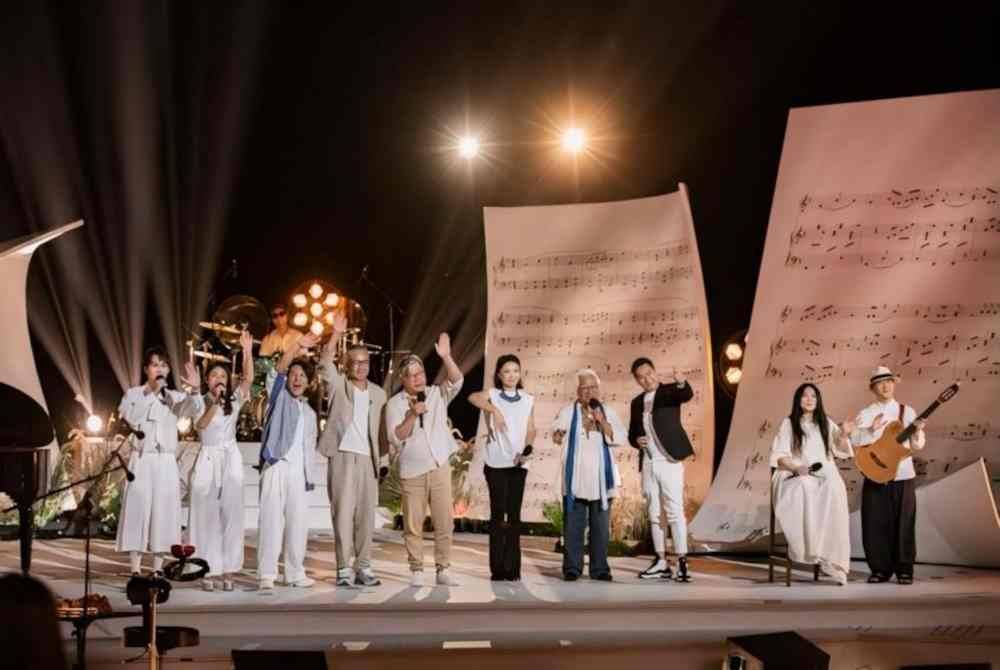 Meer dan Kat (kiri) ketika berada di Sound of the South China Sea di Sanya, Hainan, China pada 29 Mac lalu.