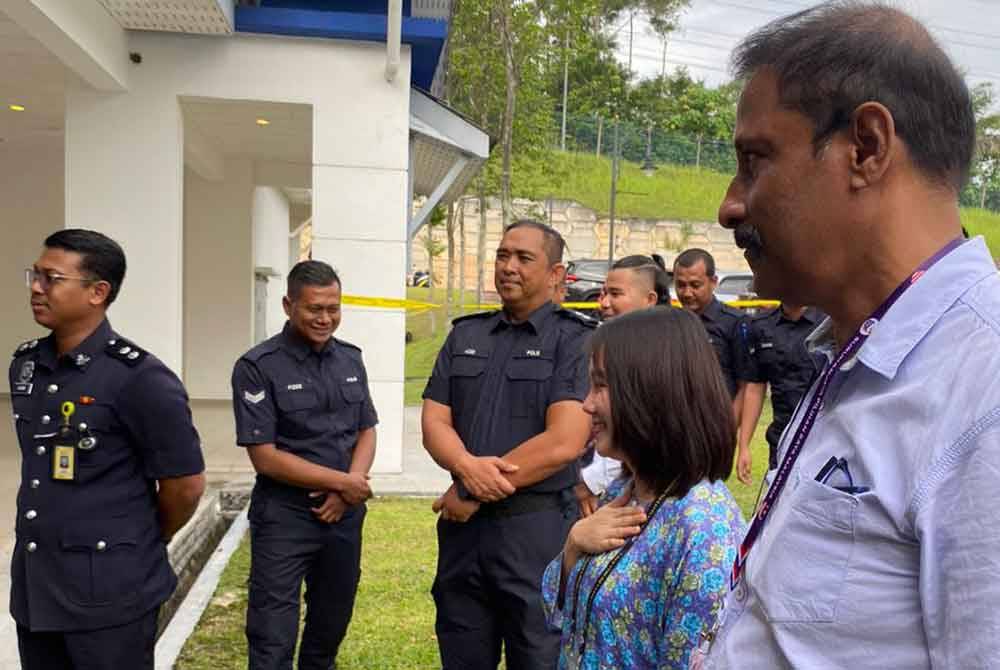 Sock Tao meninjau proses undi awal di Maktab PDRM Kuala Kubu Baharu pada Selasa.