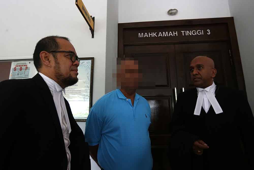 Mohd Zairil (tengah) bersama Haresh (kanan) dan Ramzani luah rasa syukur atas keputusan Mahkamah Tinggi.