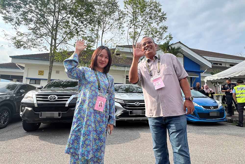 Khairul Azhari sempat bertemu calon Pakatan Haran, Pang Sock Tao ketika meninjau proses undi awal di Maktab PDRM pada Selasa