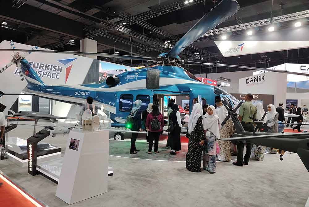 Helikopter T625 antara yang mendapat perhatian pengunjung di Pameran Perkhidmatan Pertahanan Asia (DSA) dan Pameran Keselamatan Kebangsaan (NATSEC) Asia 2024, Kuala Lumpur pada Selasa