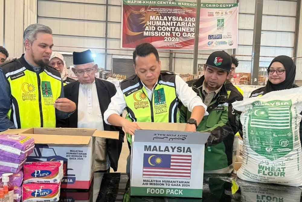 Makanan asas seperti beras dan tepung selain kit kebersihan diri termasuk tuala wanita antara yang disumbangkan.