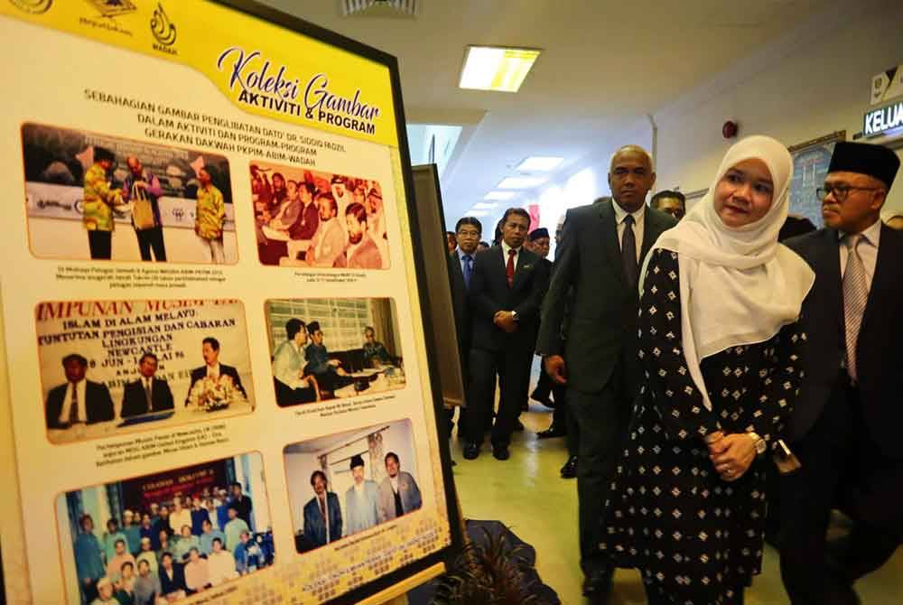 Fadhlina melawat pameran Sudut Pemikiran Dato' Dr Siddiq Fadzil di Perpustakaan Raja Ashman Shah Universiti Sultan Azlan Shah (USAS), Kuala Kangsar.