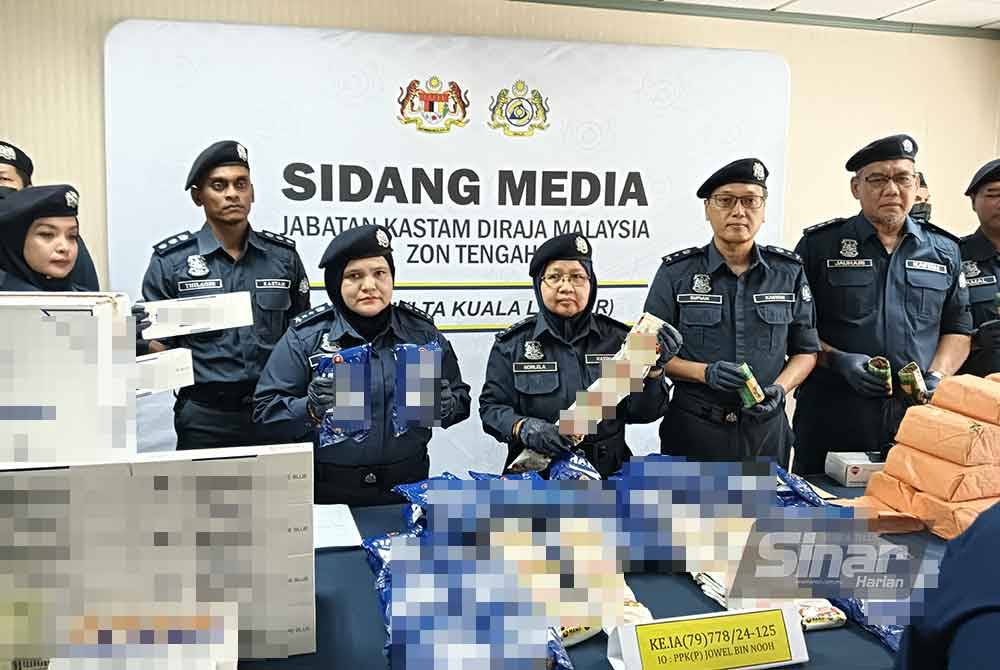 Norlela (tiga dari kanan) menunjukkan rampasan rokok jenis 'Beedis' yang berjaya dilakukan oleh JKDM di KLIA.
Foto: HISYAMUDDIN AYUB.