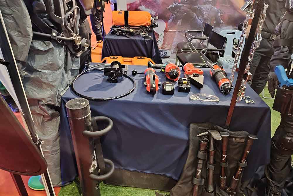 Antara peralatan yang dipamer di reruai JSJN Bukit Aman pada Pameran Perkhidmatan Pertahanan Asia (DSA) dan Pameran Keselamatan Kebangsaan (NATSEC) Asia 2024, Kuala Lumpur.