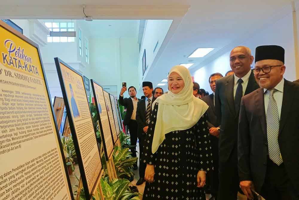 Fadhlina ketika mengadakan lawatan ke tapak pameran Sudut Pemikiran Dato' Dr Siddiq Fadzil di Perpustakaan Raja Ahsman Shah USAS.