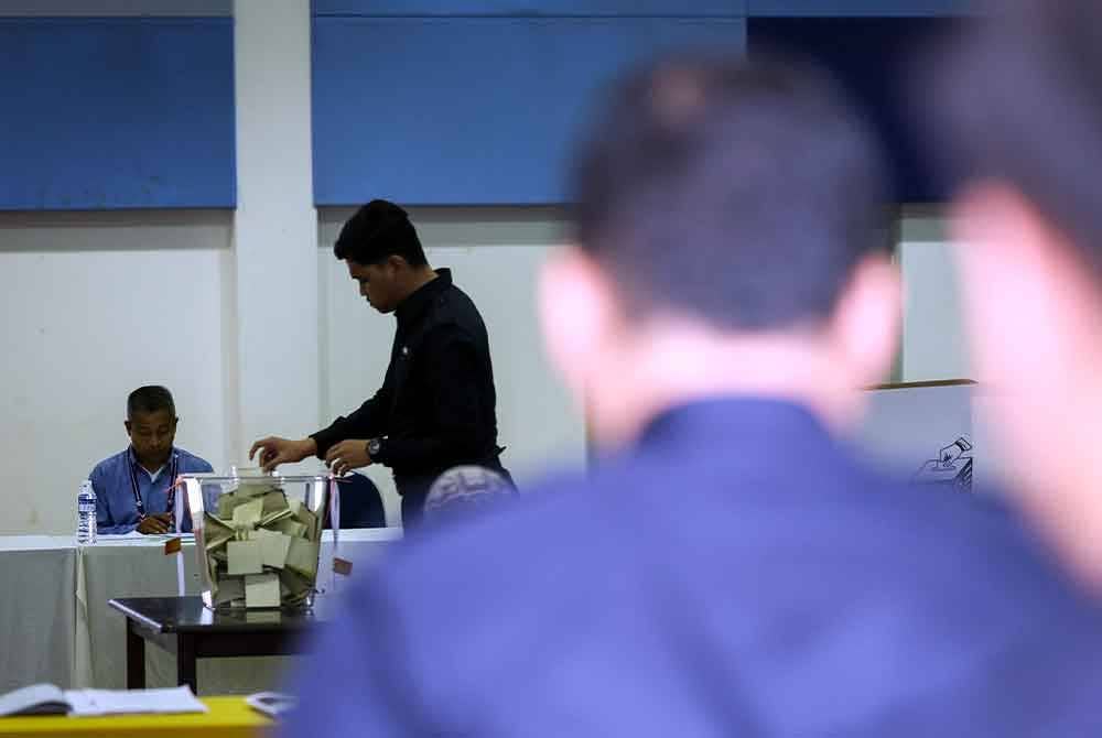 Anggota polis menjalankan tanggungjawab mereka dengan mengundi awal pada PRK DUN Kuala Kubu Baharu di Maktab Polis Diraja Malaysia PDRM, KKB pada Selasa. Foto Bernama