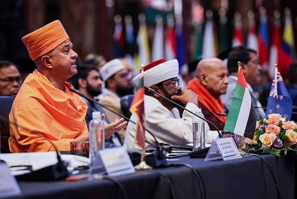 Speaker daripada Baps Hindu Mandir Emiriah Arab Bersatu, Swami Brahmaviharidas berucap pada Persidangan Antarabangsa Ketua-Ketua Agama 2024 di sini pada Selasa. Foto Bernama