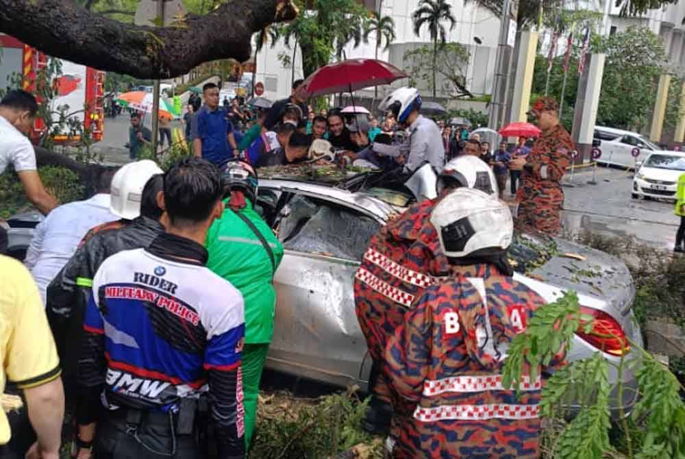 Operasi menyelamat di lokasi kejadian. Foto: JBPM KL