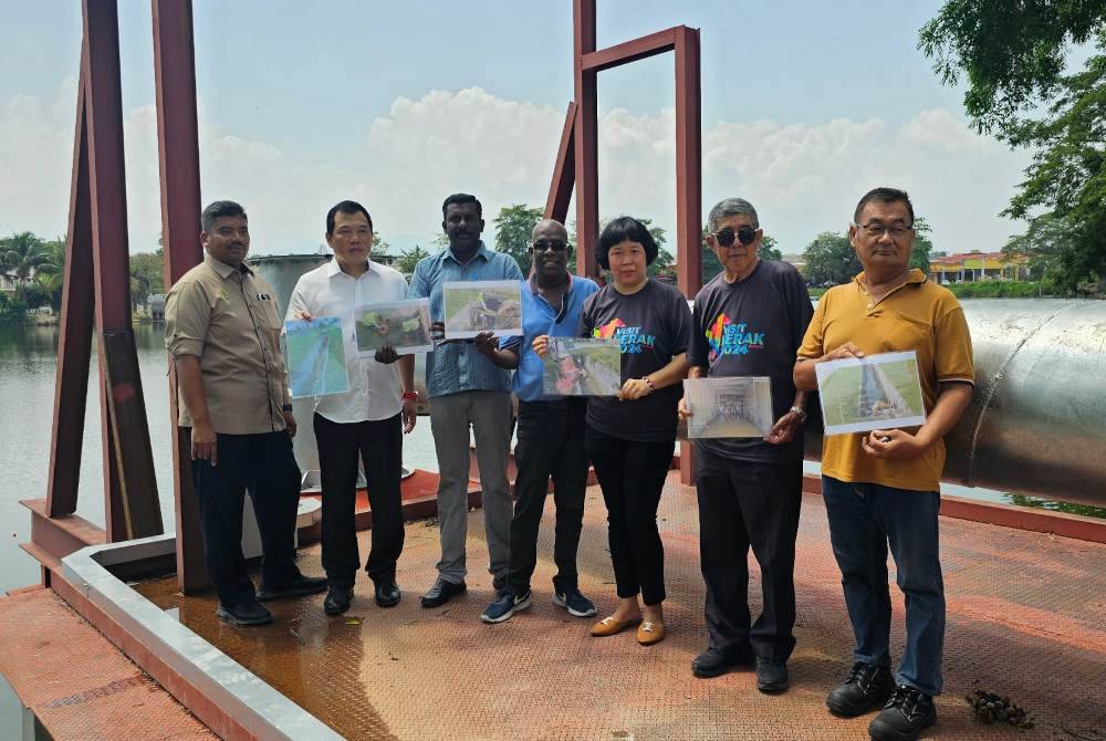 Sze Yee (dua dari kiri) ketika meninjau rumah pam yang telah siap awal tahun lalu bagi mengatasi banjir kilat di Sungai Siput.