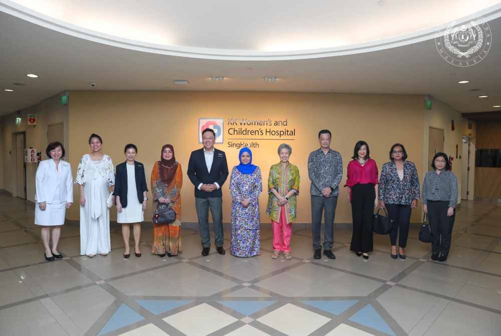 Raja Zarith Sofiah (tengah) berangkat ke Hospital Wanita dan Kanak-Kanak KK Singapura. Foto FB Sultan Ibrahim