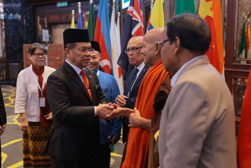 Mohd Na'im (dua, kiri) menyantuni tetamu pada Persidangan Antarabangsa Ketua-Ketua Agama Sedunia 2024 di Petaling Jaya pada Isnin. Foto Bernama