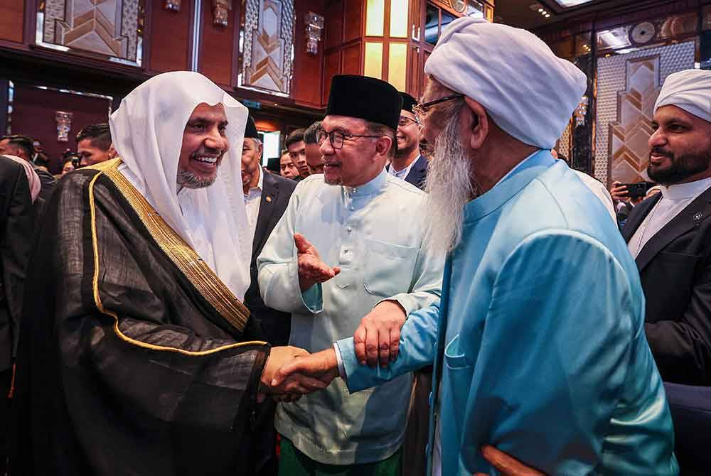 Perdana Menteri Datuk Seri Anwar Ibrahim bersama Sheikh Dr Mohammed Abdulkarim Al-Issa (kiri) beramah mesra dengan Mufti Besar India Sheikh Abubakr Ahmad Al-Malibari pada Persidangan Antarabangsa Ketua-Ketua Agama 2024, pada Selasa. Foto Bernama