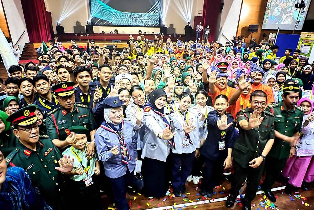 Fadlina (tengah) bergambar bersama pelajar-pelajar yang terlibat dalam Karnival Kokurikulum Peringkat Kebangsaan 2024 di sebuah kolej di Nilai