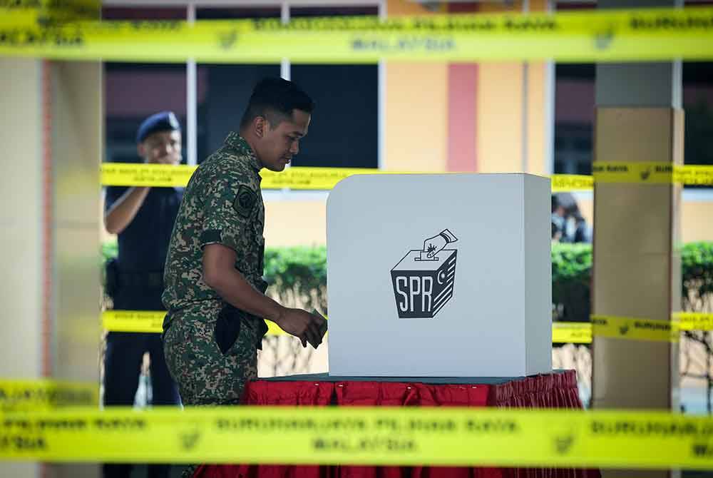 Anggota tentera menjalankan tanggungjawab mereka dengan mengundi awal sempena Pilihan Raya Kecil (PRK) Dewan Undangan Negeri (DUN) Kuala Kubu Baharu (KKB) di Rejimen Semboyan Divisyen ke-4 Infantri, Kem Erskine pada Selasa. Foto Bernama