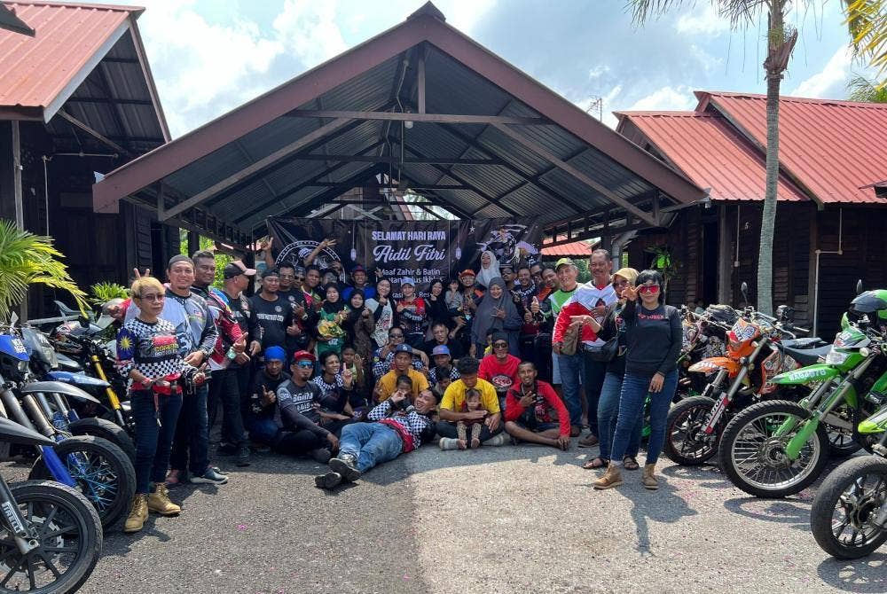 Sebahagian pemilik scrambler dan supermoto berhimpun bagi meraikan Aidilfitri di Desa Resources Homestay Sungai Haji Dorani di sini.