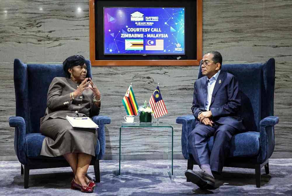 Mohamed Khaled turut mengadakan pertemuan dua hala dengan Menteri Pertahanan Zimbabwe Oppah Chamu Zvipange Munchiguri Kashiri. Foto Bernama